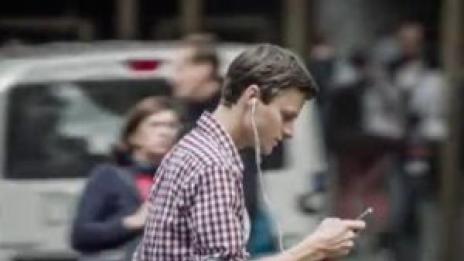 Хонолулу въвежда забраната на SMS-ите за пешеходци
