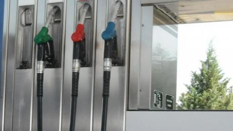 Бензинът с 5-6 стотинки надолу, скоро, но...