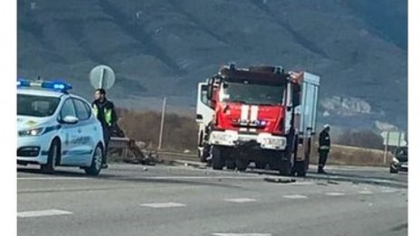 Автобус с пътници се удари в камион, превозващ дърва 
