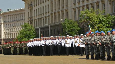 Режат заплатите при пенсиониране за военни и полицаи