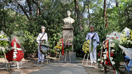 С военен ритуал Варна почете днес 187 г. от рождението на Васил Левски