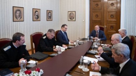 Радев иска родни летци и самолети да пазят въздуха на България