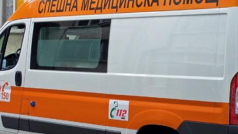 Възрастен човек пострада при рязко спиране на автобус