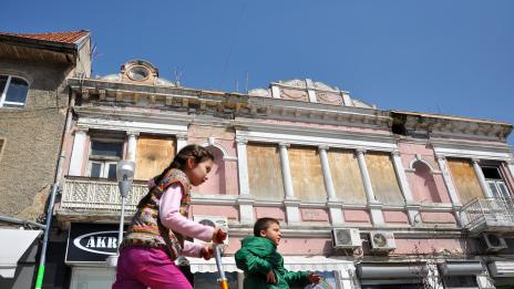 Общината уеднаквява магазините в центъра