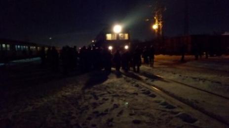Изнервени пътници блокираха влак, той спря на 2 метра от тях