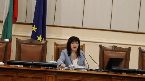 Караянчева със счупена ключица, транспортират я с хеликоптер в София