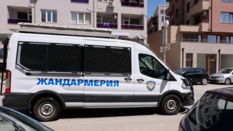 Агресия срещу полицаи! Пияни ги посрещнаха с камъни и бутилки