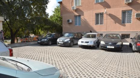 Облагородяват междублокови пространства в Погребите (Снимки)