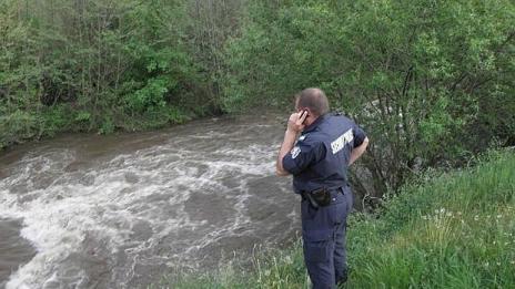 Джип падна в река Чая, шофьорът загина