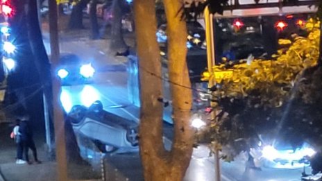 Кола се въртя по таван снощи в центъра на Варна