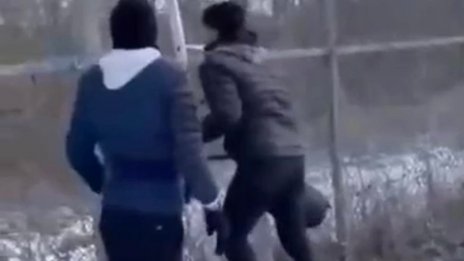 Айде... каналджия подканя мигранти в "рекламно" ВИДЕО от границата