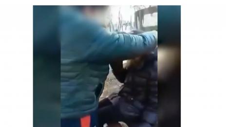 Момче удря и влачи момиче със специални потребности за косата