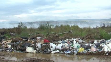 Все още гасят пожара в сметище край село Бараково