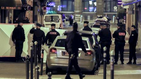 Терорист с нож уби човек и рани още четирима в Париж