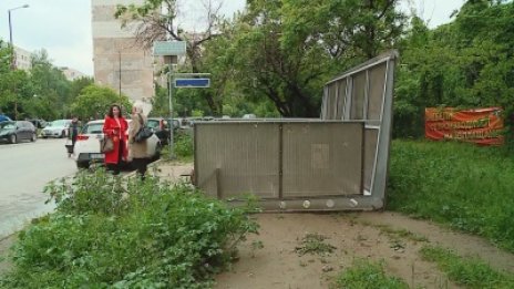 Заслон на автоспирка се срути