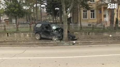 Джип се заби в дърво до кметство на русенско село 