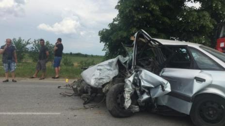 Един труп и двама ранени при челен удар на пътя