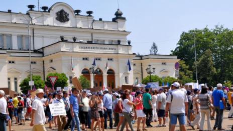 Едва стотина скандират: Оставка на Мая!