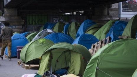 Започна евакуирането на мигрантски лагер в Париж