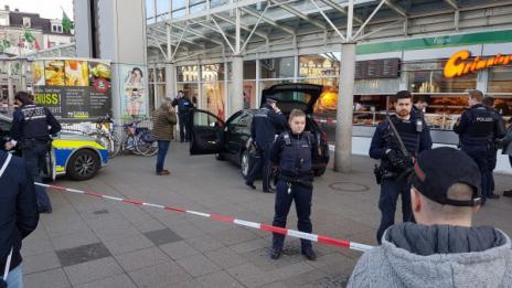 Кола се вряза в пешеходци в Германия, рани трима