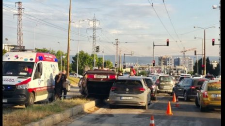 20-годишен катастрофира след дрифт във Варна, пострада дете