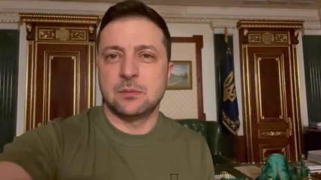 Зеленски от Киев: Тук съм! Не съм избягал! (ВИДЕО)