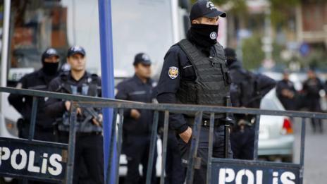 В Турция издадоха заповеди за арест на 23-ма съдии и прокурори, отстранени от длъжност