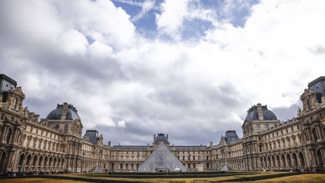 Охранител е помогнал при обира в Лувъра?