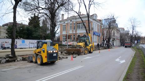 Ремонтират тротоарите в града (СНИМКИ)