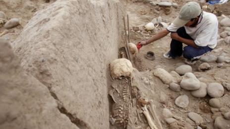 Жертвоприношение в Перу – 140 деца и 200 лами с изтръгнати сърца  