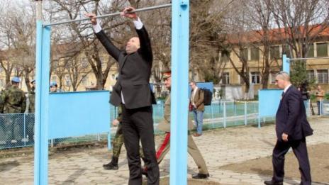 Президентът Радев се набра на лост