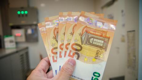 Майка на полицай върна забравена чанта с 3000 евро и златни накити