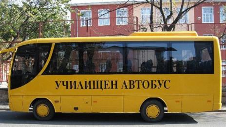 Училищен бус профуча през спусната жп бариера