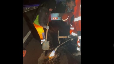 За една вечер 30 коли спукаха гуми в една и съща дупка на пътя Варна-Шумен 