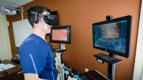3D очила за виртуална реалност допълват обучението по хирургия в МУ-Варна
