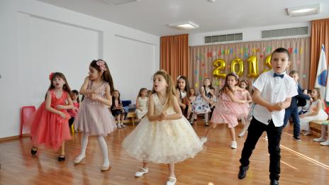 Варненските бъдещи първолаци си взеха сбогом с детската градина