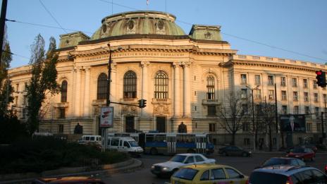 Взривиха контролирано и съмнителен пакет до Ректората в София