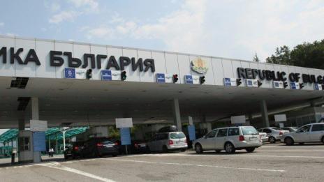 Затвориха "Калотина" и "Връшка чука" за леки коли и автобуси 