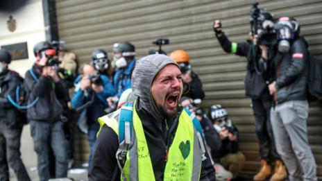 135 ранени и 1385 арестувани при поредните масови протести във Франция