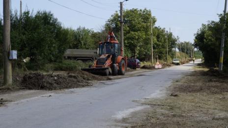 Почистиха междуселските пътища във Ветрино