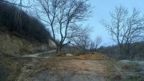 Възстановяват скъсаната канализационна тръба в Каменар