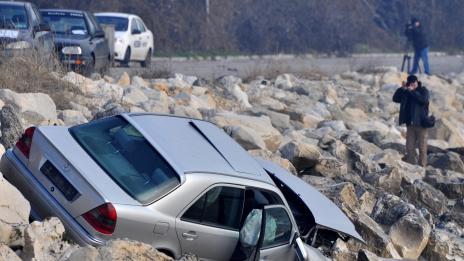 Мерцедес &quot;паркира&quot; върху камъни на Крайбрежната алея (СНИМКИ)