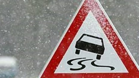 Кола се е преобърна на заледен път 