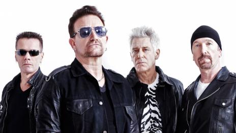 Китаристът на U2 падна от сцената по време на концерт 