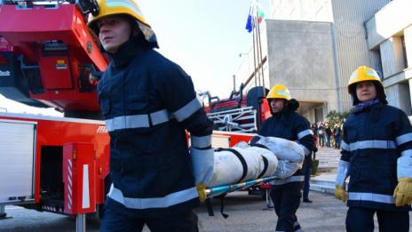 Пожарната с демонстрации на входа на Морската градина във Варна