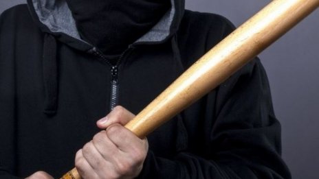 74-годишен мъж се защити от крадец с бухалка, той го преби с нея и ограби