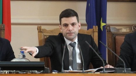 Първият работен ден на НС: Критики, закани и мълчание за сертификата