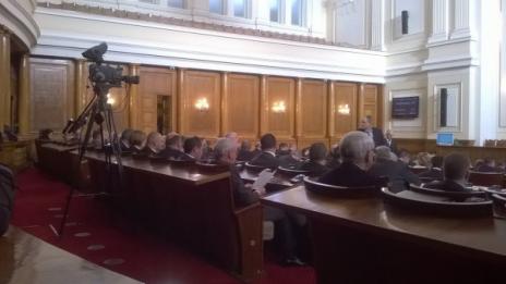 Ден първи в парламента – ред последен за Местан