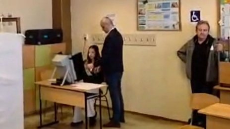 Костадинов гласувал с дъщеря си във Варна, станала драма