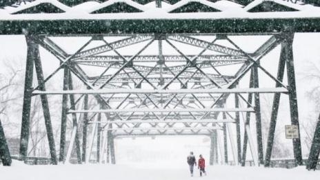 Снегът и лошото време в САЩ взеха 17 жертви